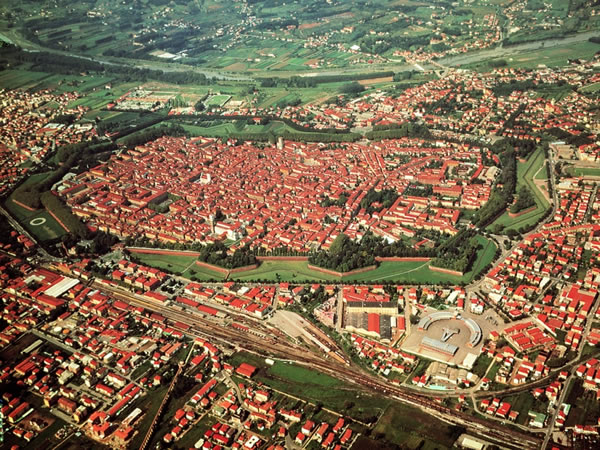 immagine di Lucca vista dall'alto