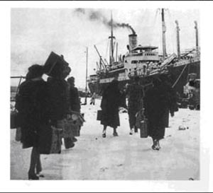 foto di una nave con profughi